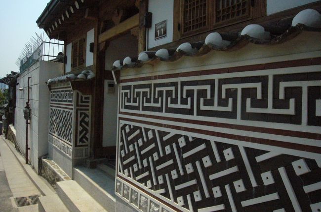 韓国らしい塀があります。