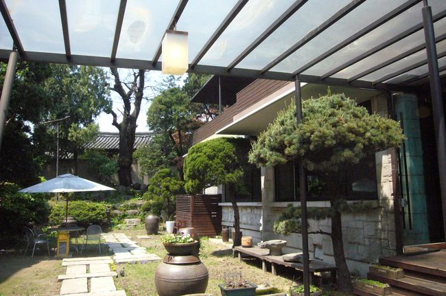 ドラマ「チャングムの誓い」を監修したお料理人がやっている<br />韓国宮廷料理のお店です。「宮宴」（グンヨン）。<br /><br />庭の隅には大きな黒いカメがたくさん置かれています。<br />室内は、個室もあり、会社の接待に使われているようです。<br /><br />リーズナブルなランチもあったのですが<br />せっかくなので「長今コース」チャングムコースにしました。<br />