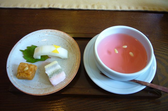 五味子茶（オミジャ茶）とお菓子。<br /><br />いろいろなものが少しずつ、品良くでる宮廷料理でした。