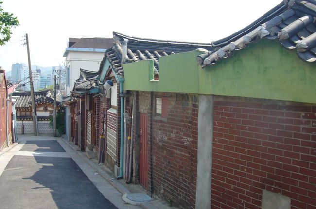 宮宴からまた、通りを渡って、ソウル中央高校側へ歩いていき、<br />楽古斉（ラッコシェ）というゲストハウスや　他のゲストハウスがある町を歩き、また戻って、宮宴から少し坂の上＝北を左に（西へ）曲がります。<br />　この辺りが北村（プッチョン）というエリアです。