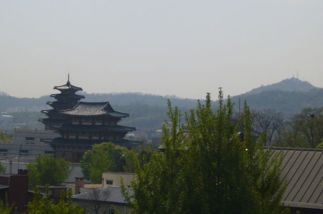 北村の坂を下ると三清洞（サムチョンドン）という町で、<br />おしゃれなブティックや　イタリアンっぽいカフェがあったり、<br />素敵！！<br />　ここを散策したかったですが。<br />　時間が限られているので、ちょこっと歩いて、通りに出てタクシーに乗り、三清閣（サムチョンガク）へ。