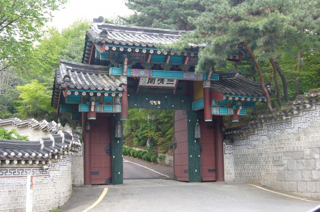 タクシーが山道を登りかかったところにあります。<br />三清閣（サムチョンガク）の入口でタクシーを降りました。