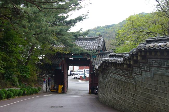 入口を坂の上から見たところ。<br /><br />