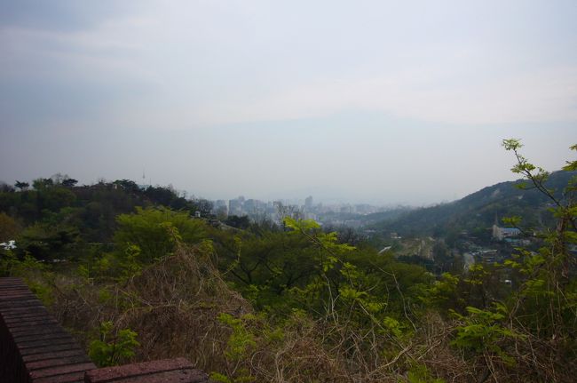 次はタクシーで　青瓦台（大統領官邸）の前を通り過ぎて、<br />左折して山を登ります。アックジョンというエリアに<br />ドラマ「コーヒープリンス1号店」のチェハンソンの家があります。