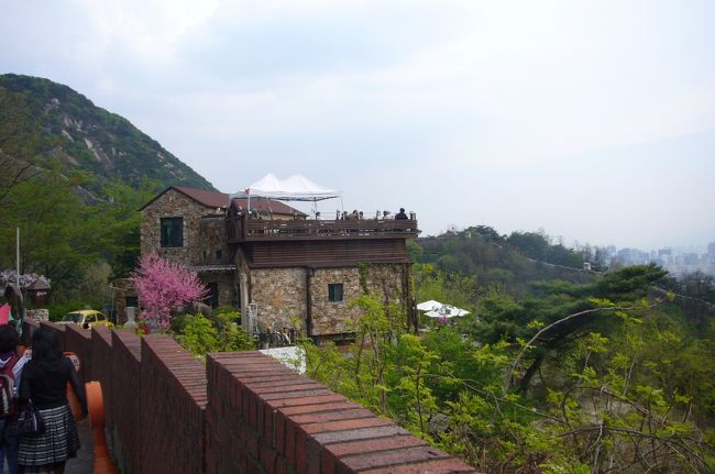 タクシーの運転手さんに住所を渡していきました。<br />「サンモトウイ」というカフェになっています。<br />道行く人に道を聞きながら　最後は山道を登ります。<br /><br />ここに来る目的のドラマファンが山道を歩いて登っている人も何人もいました。