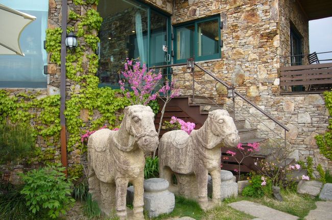 ここの階段。シャワーを浴びたウンチャンが顔を出す階段。<br />この石の馬に乗っているシーンも。