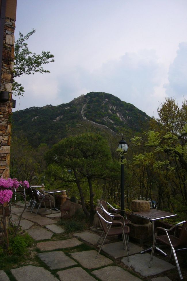 高台にあり本当に眺めが良い家です。<br />山には万里の長城みたいな城壁が見えます。