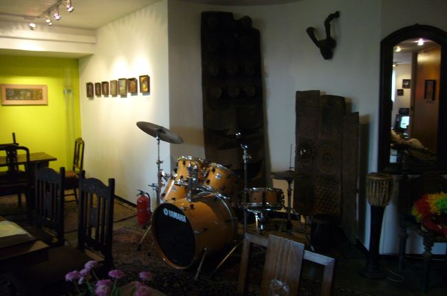 室内にはドラムがおいてあったり<br />ドラマの小道具がおいてあります。
