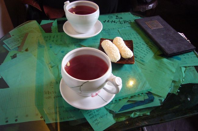 この後、待たせておいたタクシーで、仁寺洞へ。<br /><br />伝統茶館でオミジャ茶をいただきます。