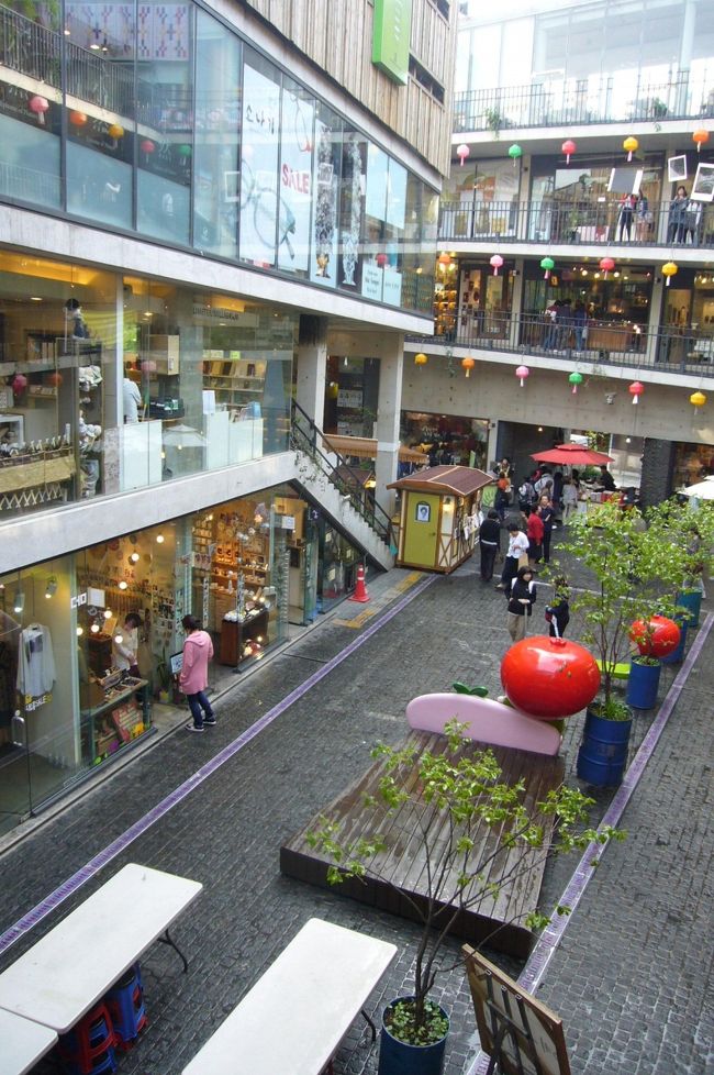 サムジキルという、いろいろなお店が入っている建物。<br />表参道ヒルズのような　