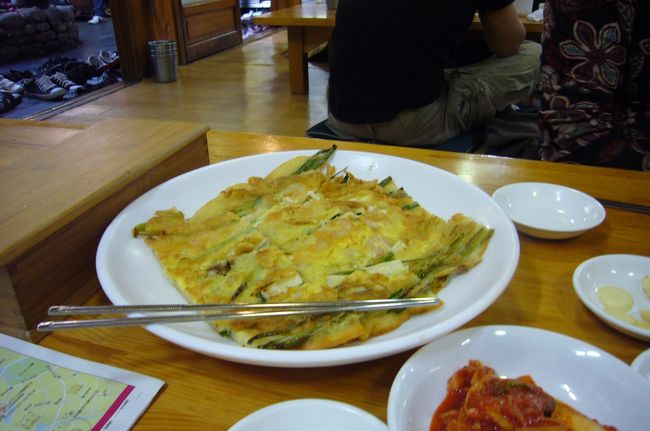 夕食は　そこから近い「土俗村」へ。<br /><br />にらのチヂミを注文しました。