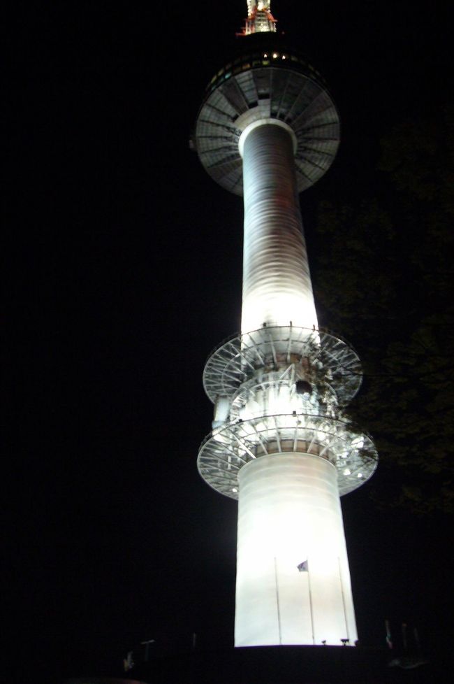 明洞のホテルに荷物を置いて、出直し。<br />明洞からタクシーで　ソウルタワーへ。<br /><br />ぐるーっと反対側に回って登ります。