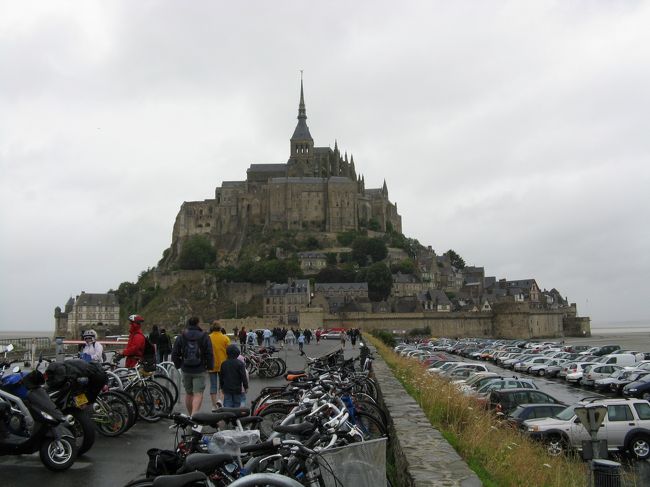 いきなりですがモンサンミッシェルです。朝パリ北駅からレンタカー（エイビス）で来ました。日本出発前は列車にしようと考えていたのですが、取れなかったのでレンタカーにしました。ナビも借りたのですがトラブルで役に立たなくなり、自力でいく破目に．．．。何度も迷いながら到着した次第。