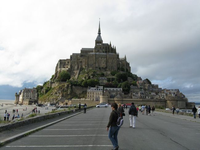 ツアーバスとかもすっかり少なくなって帰ってました。このあとレンタカーでパリまで帰るのに時間を要してしまいエイビス営業所閉店時間ギリギリに何とか返却できました。ホテルには24時前に戻りほっとしたのを覚えています。因みに夜のRERは危ない雰囲気は自分には感じられませんでした。