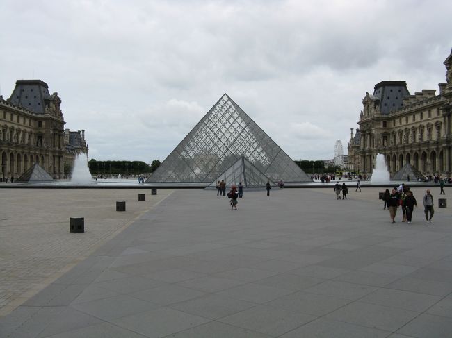 ルーヴルにやって来ました。足は近いのにまたまたヴェリブをレンタルしました。