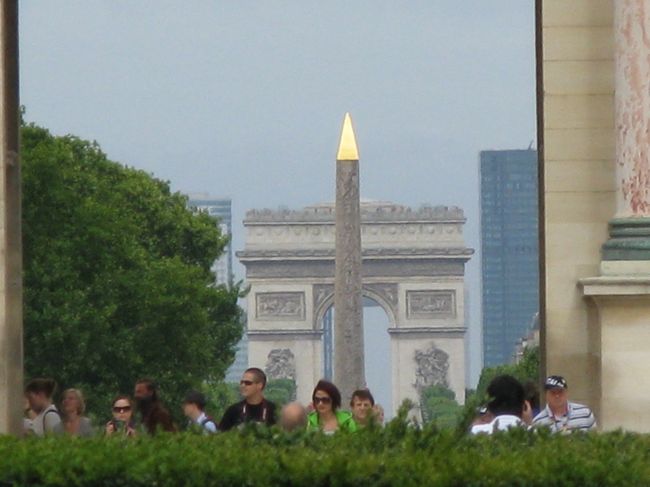 凱旋門越しに凱旋門を覗くとオベリスクが