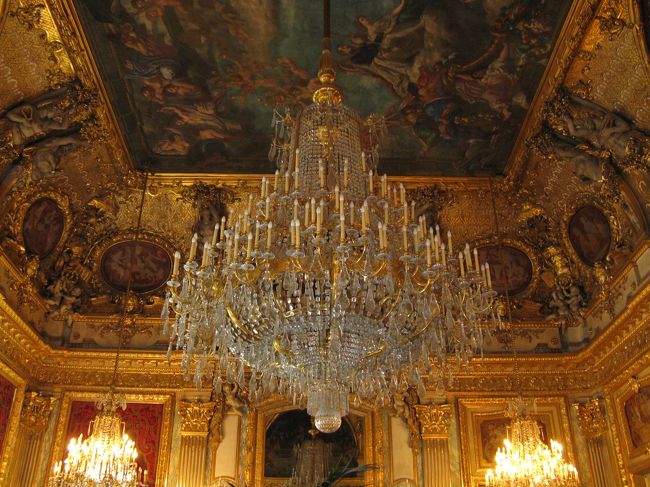 結局住まなかったナポレオンの居室です。すごいシャンデリア