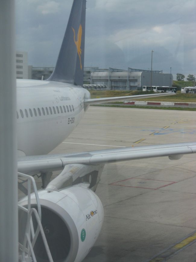 ＪＡＬの乗り継ぎ航空券ではエールフランス、アリタリアとの共同運航便までは理解したが、垂直尾翼にはルフトハンザのマークが、しかも機体横にはでっかくエアーワンの文字が．．．。いったいどうなっているのか。