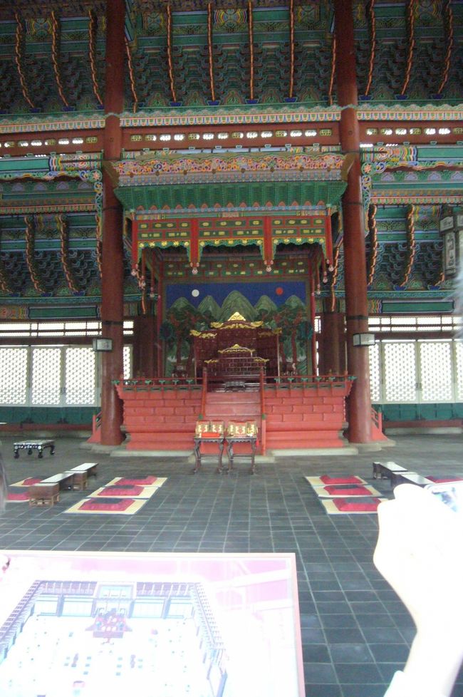 王座には、必ずこの絵。おめでたい絵なのかな？