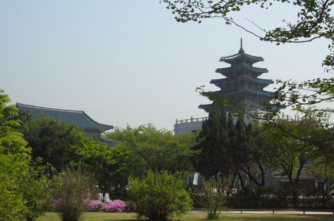 この五重塔が乗っかっている建物が、韓国歴史博物館。<br />これから入ります。<br />景福宮の敷地の中にあります。