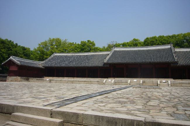 となりは、宗廟には入れなかった王族が入っているお墓です。<br />追尊といって、亡くなったのちに皇族と認められて　ここに入る場合もあるそうです。