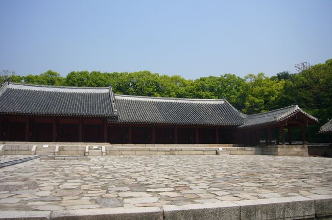 ガイドさんは、お子さんのスイミング教室！とかで途中駅で降りて、私たちは「安国」の駅近くで下してもらい、カップルは食事場所の近くまで送ってもらうことに。<br />　私たちが　宮廷料理を食べに地下鉄で水西（すせ）まで行くと言ったら、「水西（すせ）〜！？」とびっくりしていました。<br />　とーーーっても遠いそうです。<br />　レストランの人は15分ですよ。なんて、言っていたのに。違うらしい。