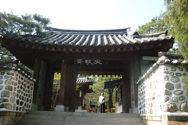 はい！地下鉄に30分以上乗って、「水西」（すせ）に到着。<br />駅から徒歩10分ぐらいで　宮廷料理　心敬斉（ピルキョンジェ）に到着しました。<br />　こちらも、日本でインターネットやガイドブックで見て、事前に電話で予約して来ました。