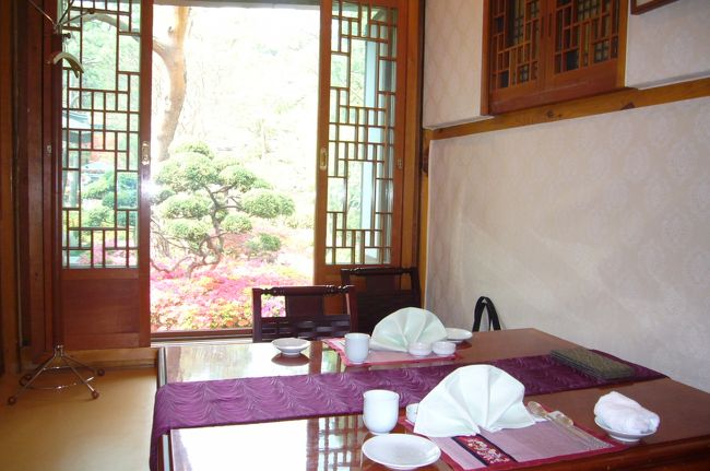 お庭が見える個室です。テーブルセッティングも綺麗。