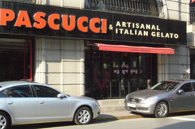 窓際の席だったそうで、日本語で「天国の階段」の席<br />と書いてあります！