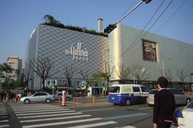 表通りは、デパートがあります。この辺りはブランドショップが並び、高級店が多い場所です。<br />　タクシーで地下鉄の駅へ。そこから梨泰院（イテイウォン）へ。