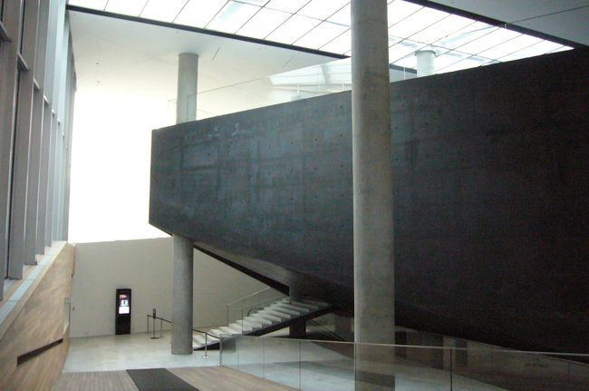 梨泰院のサムスン電子が作ったLEEUM美術館へ。<br /><br />閉館時間で入れませんでしたー！残念！！<br />かっこいい建築美を写真撮りました。