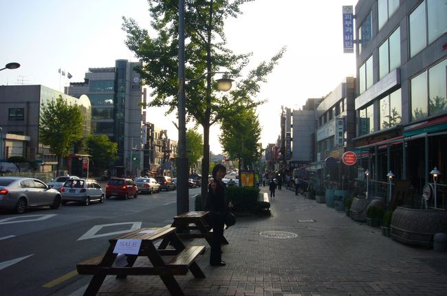 梨泰院（イテイウォン）の町は通りも広くて、海外の看板も多く異国情緒、、とガイドブックに書いてありましたが。<br />　革製品やアンティークのお店もあります。<br />MIDORIという可愛いアクセサリー屋さんで、オリジナルのネックレスなどをお買いものしました。<br />　