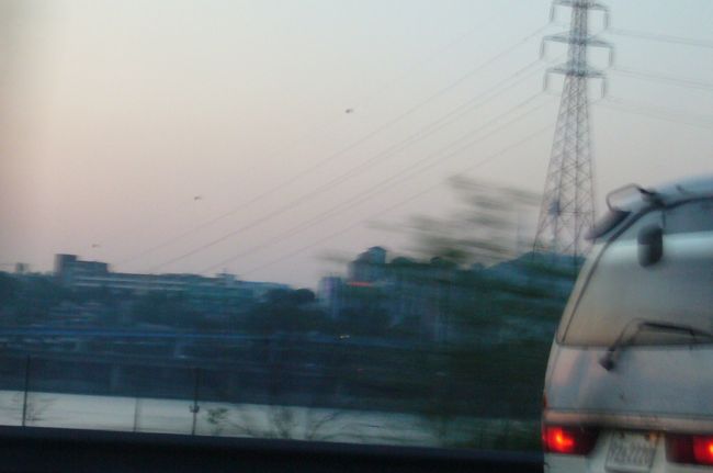 タクシーで夕暮れの漢川を渡り、新沙にあるスパ・レイへ。<br /><br />最近出た韓国ガイドの本に、ここのスパが綺麗！と書いてあったので。<br />わざわざ出かけました。<br />　あかすりは怖いからパスして、よもぎ蒸しをしてみました。<br />　