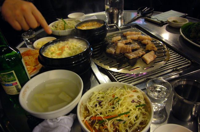 近くの焼肉屋さんへ。<br />サムギョプサルを頼みました。<br />豚肉を焼いてから、エゴマの葉っぱか、サンチュの葉っぱで<br />野菜とお肉を巻いて食べます。<br />野菜と食べるのがさっぱりしてお気に入り！<br />お豆腐の熱々の茶わん蒸しみたいのも　注文してみました。<br />