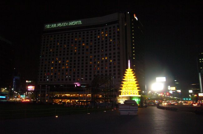 ソウル市庁舎前の夜の風景。<br />