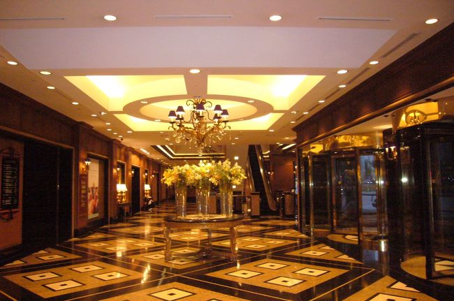 ソウルプラザホテルのロビーです。インテリアの色がシック。<br />3泊4日のソウルの旅行ですが、4日目は土産物店に案内されて<br />午前の飛行機で帰ります。<br /><br />（やっぱり差額を出して午後便にすれば良かったかな？）<br /><br />ソウルの旅。楽しかったです！<br />次回は　がやがやした市場に行ってみたい。<br />三清洞のエリアをもちょっと見たかった。