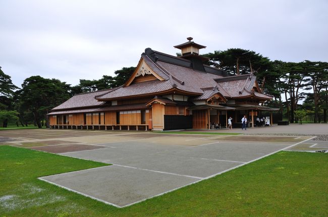 箱館奉行所が、つい最近復元されました。<br />手前にある土台部分は、当時建物があった場所<br />だそうな。<br />土台は復元しても、建物を全部復元するわけでは<br />ないのですね。<br /><br />うーん・・<br />１５０年経った現代も、予算の都合らしい。