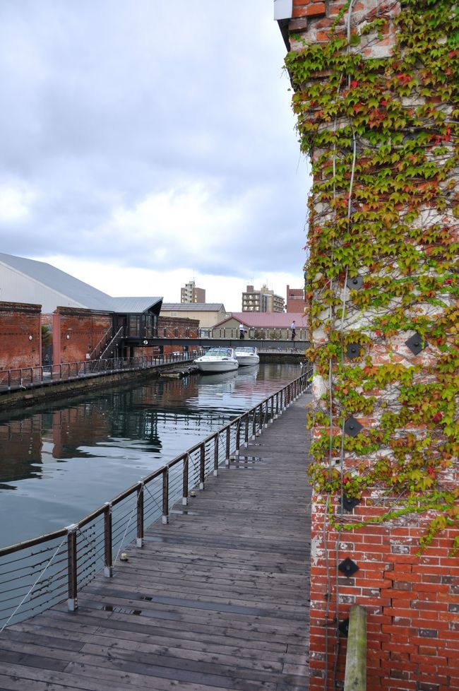 レンガ倉庫の中は、みやげ物屋がびっしりです。