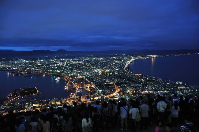 函館に来てここを外すわけにはいきません。<br />手前の人達を見て下さい。<br />３重くらいになっています。<br /><br />運が良ければ数分で一番前に出れますが、<br />前の人がどかなければ、ず〜っと前の人の<br />頭越しの景色となります・・<br />