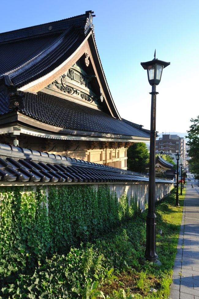 翌早朝、元町を散策しました。<br />写真は東本願寺別院。