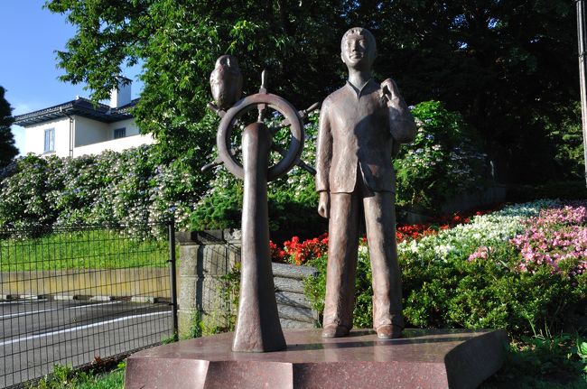 旧イギリス領事館前の坂より。