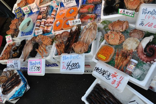 こちらは各種詰め合わせ。<br /><br />ちなみに、ここで生の海産物を買うと<br />クール宅急便で送ってもらうことになる<br />と思います。<br />そこでちょっと黒い疑惑が・・<br /><br />選んだものよりちょっと小さめのカニが<br />送られてきても多分気付かない。<br />仮に「ちょっと小さいんじゃ・・」とか<br />「ちょっと鮮度が悪いんじゃない？」と<br />気づいても、クレームでわざわざ生ものを<br />送り返す人はあまりいないだろうし・・<br /><br />いかん、いかん。<br />性善説でいきましょう。<br />