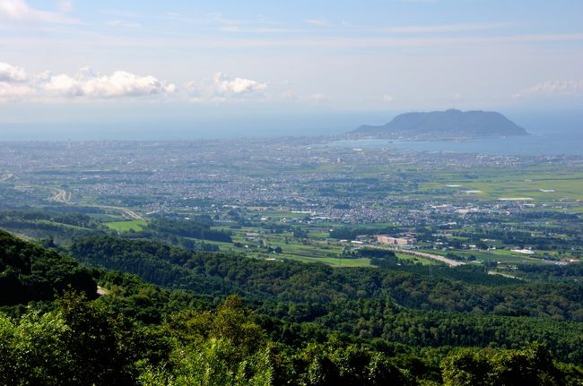 大沼に向かう峠より。<br />奥に見えるのが函館山で手前が市内。<br />という事は、ここに夜来たら・・<br /><br />そうです。<br />函館山から見るお馴染みの夜景を<br />逆側から見れるのです。<br /><br />場所は城岱牧場（しろたいぼくじょう）<br />を経由して大沼に抜ける峠道。<br />この日は帰る日だったので、夜景は<br />見れませんでした。<br />残念っ！<br />
