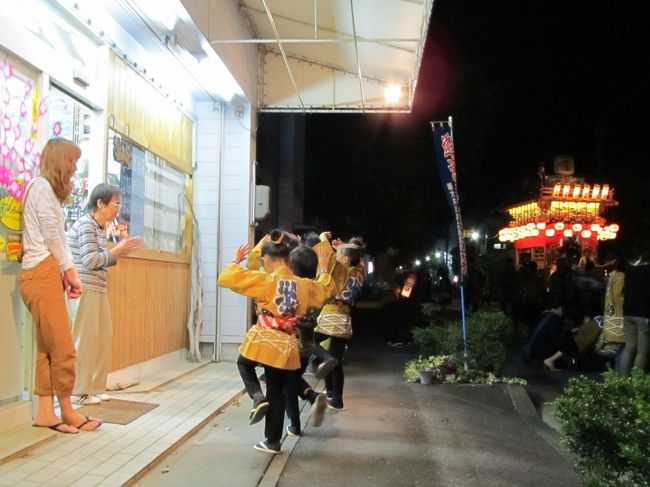 子供が踊りの練習中