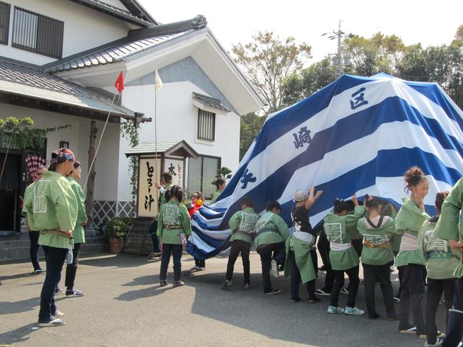 祭り二日目<br />この日は子供達が中心<br />商売をしている家の前で「獅子の舞」