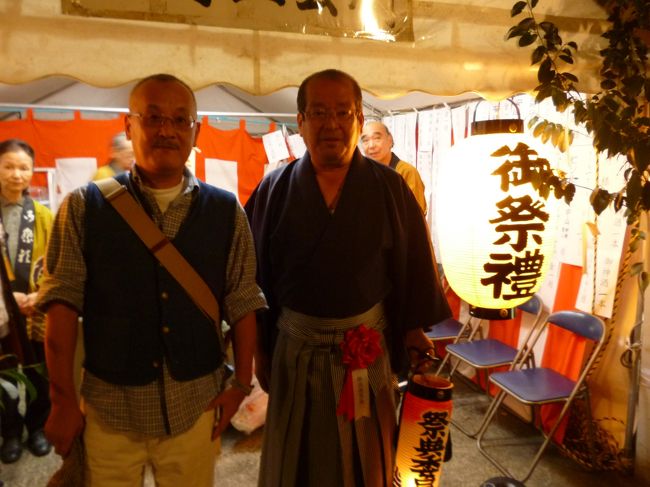 隣は祭典委員長さんです。気さくに撮影に応じてくれた。 