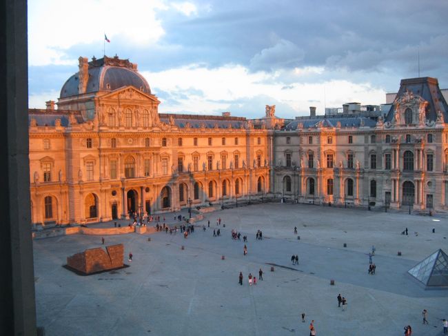 夕日に映えるルーヴル