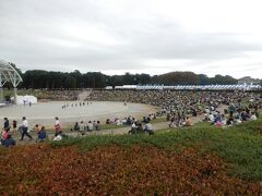 ひたち海浜公園に着きました。翼のゲート（西口）から入ります
今日は運がいいのか悪いのか、入園無料の日。
イベントも開催されていて人がいっぱいです。
画像はありませんが、JYJのライヴ参加の人達も加わってトイレには長蛇の列がいつまでも続いていました。

国営ひたち海浜公園
http://www.hitachikaihin.go.jp/index.htm