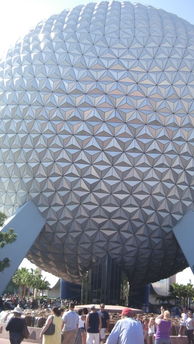エプコットへやって来ました。これは「スペースシップ・アース」というアトラクションで巨大な球体の中をタイムマシンに乗って人類のコミュニケーションの進化を体験するという学習系アトラクションです。