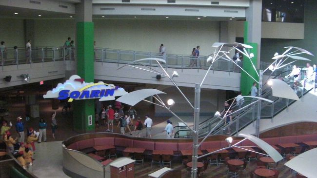 Ｔｈｅ　ＬＡＮＤ館に内にある大人気アトラクション「ソアリン」に乗りました。内容は絶叫系ではなくアメリカ各地の空を空中散歩する癒し系アトラクションといった感じです。